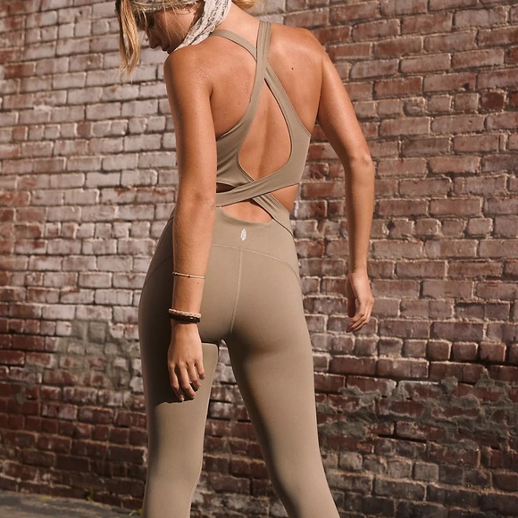 FREE PEOPLE MOVEMENT BACK IT UP ONSIE - MEDIUM - BEIGE - brand new with tags!! - Picture 3 of 6